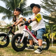 Trẻ em cân bằng xe bé trượt xe trẻ em không có bàn đạp trượt xe đạp máy chạy bộ yo xe 1-3-6 tuổi - Smart Scooter
