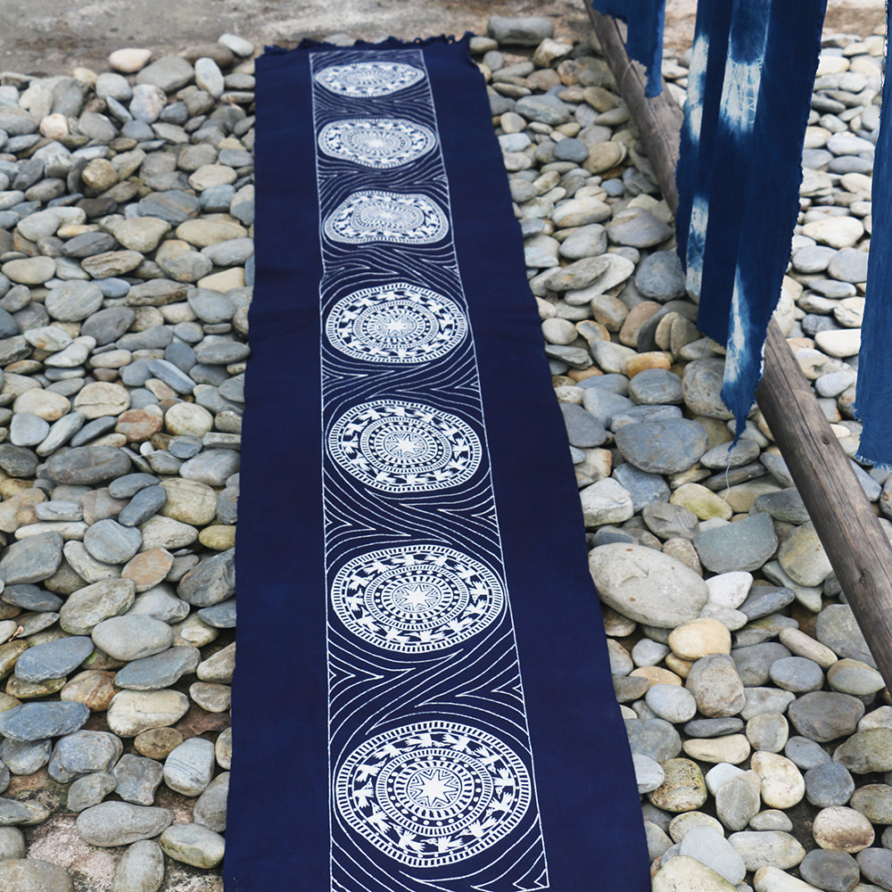 Leaning mountain people Qiandongnan ethnic wind cloth art tea cloth Miao ethnic specialties Handmade batik with long table cloth length 200cm