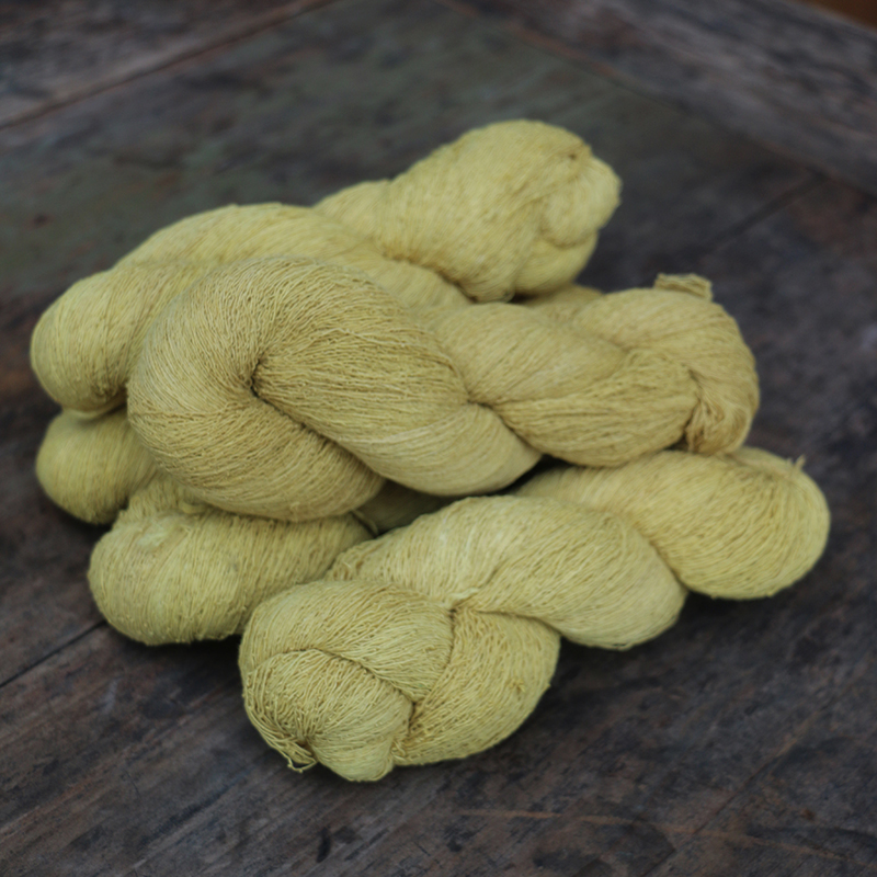 Leaning mountain man half hand twisted pure cotton plant straw wood dyeing light yellow hand Old loom earth cloth coarse cloth textile yarn