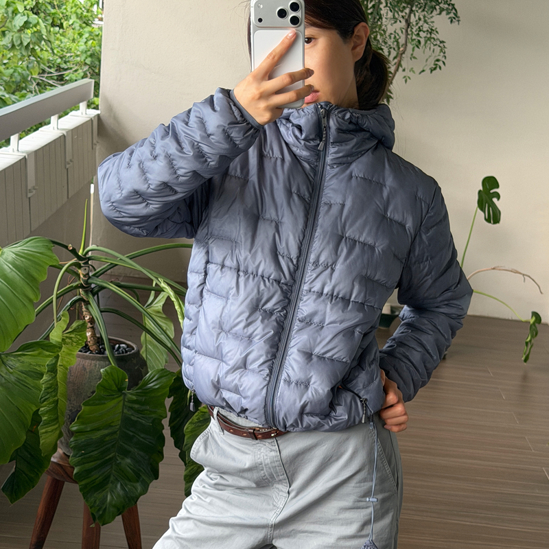 Romi Studio White Goose down Ultra-Light Hooded down Jacket with Stowable Quilted Pattern down Jacket Rwdwwd4129