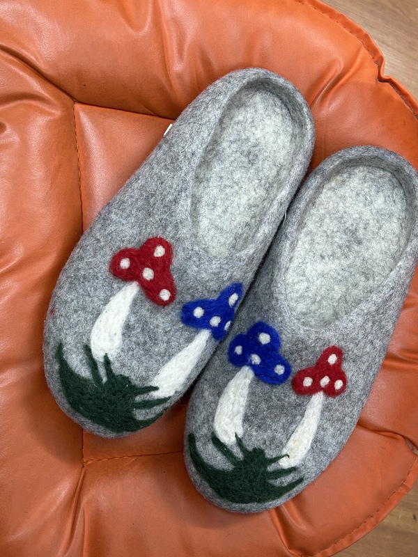 Nepalese Handmade Wool Felt Sheepskin-Soled Slippers for Men and Women, Indoor Home Warm and Comfortable Non-Slip Closed-Toe Slippers Nepalese Handmade Wool Felt Sheepskin-Soled Slippers for Men and Women, Indoor Home Warm and Comfortable Non-Slip Closed-Toe Slippers