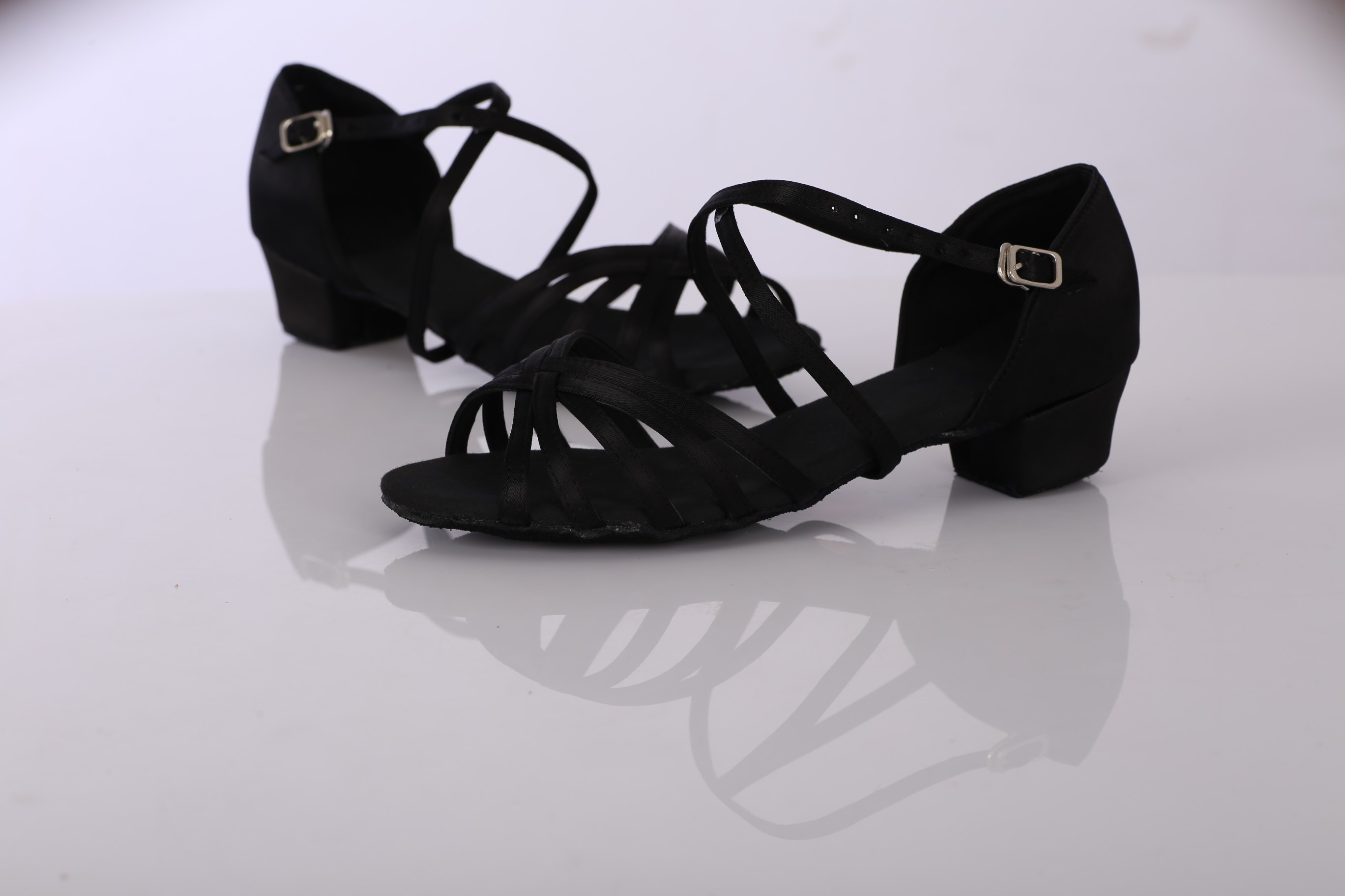 Three Sarah Dancing shoes Girls Summer Child flat heel Latin shoes Toddler Latin dance shoes Black five-knitted Latin shoes