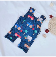 Темно -синяя машина зима.Товарные товары