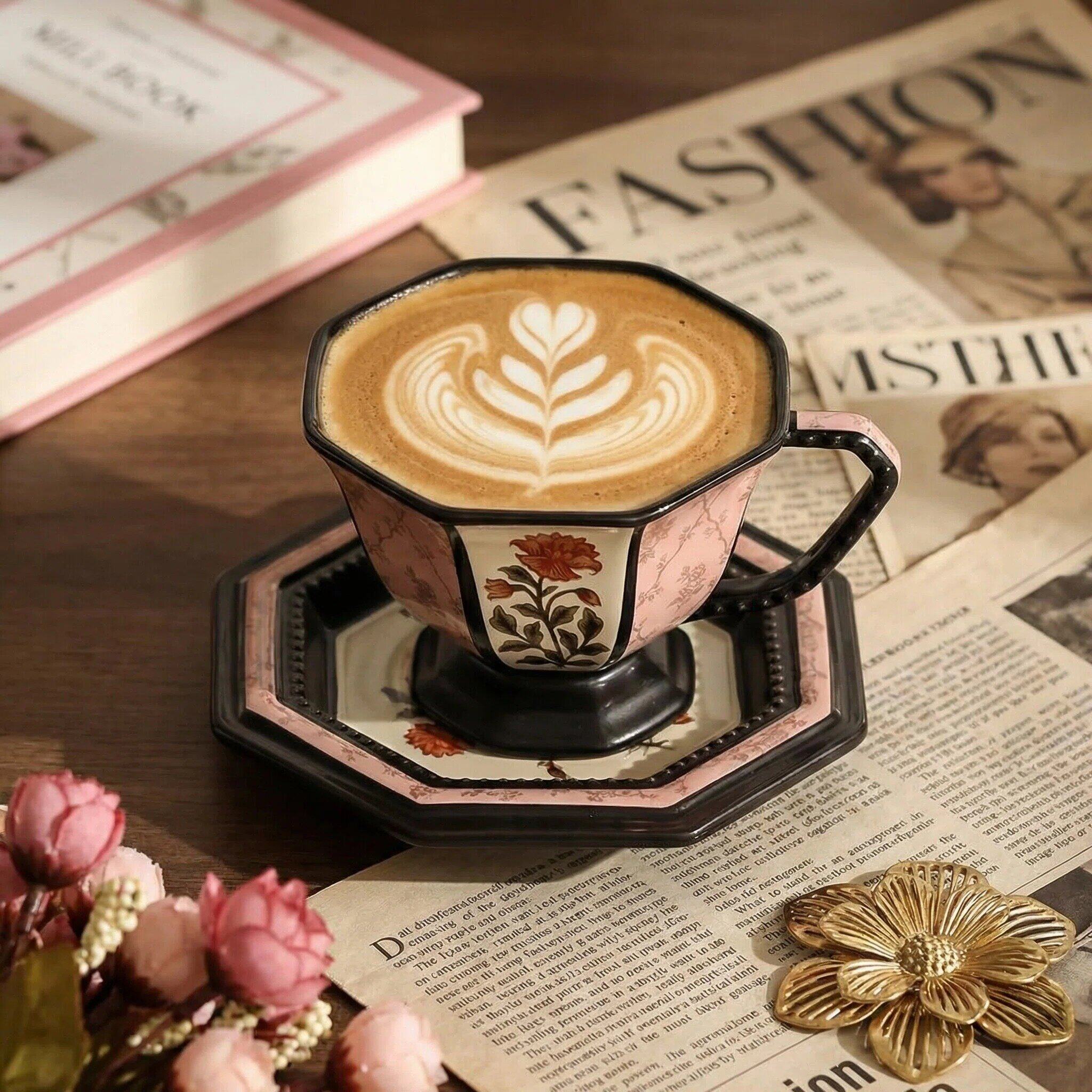 オリジナルのレトロな花柄デザインのセラミック製コーヒーカップ＆ソーサーセット。八角形の脚付きグラス。ギフトボックス入り。