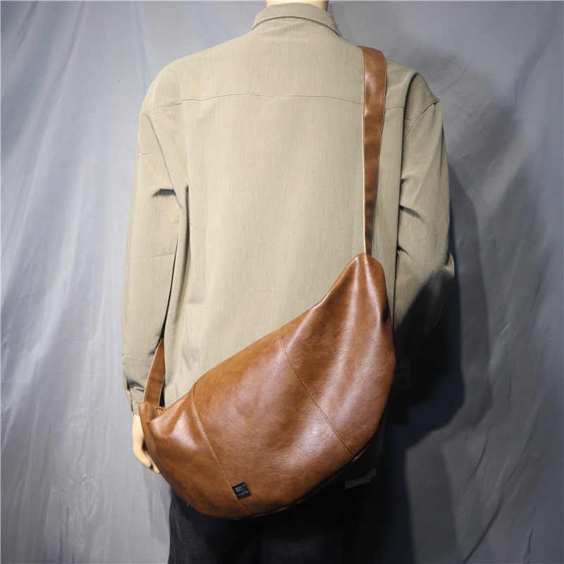 threebox tide cards Japan-Japan men's large capacity single shoulder bag fashion locomotive movement slanted satchel dumplings big bag-Taobao