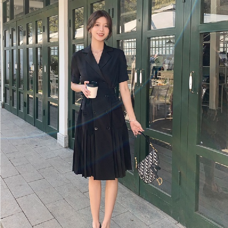 VOGCHAR French Hepburn style suit pleated black temperament dress goddess Fan Xia 2021 new