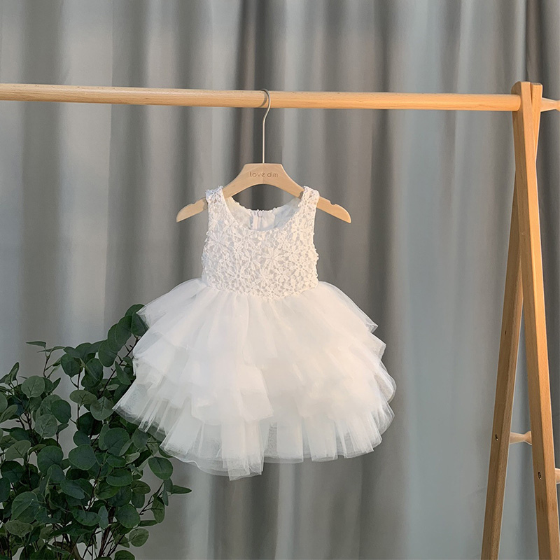 Girl Foreign Dress Summer Dress Foreign Pie Baby White Flower Boy Dress Rehearsal for a fluffy baby girl's first princess dress