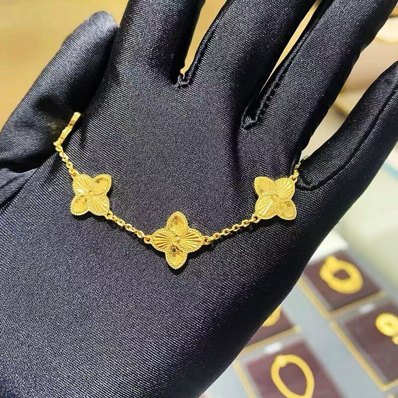 Chow Tai Fook Four-Leaf Clover Sparkling Fish Scale Pure Gold Bracelet for Women Ing Series 100g Off F233885