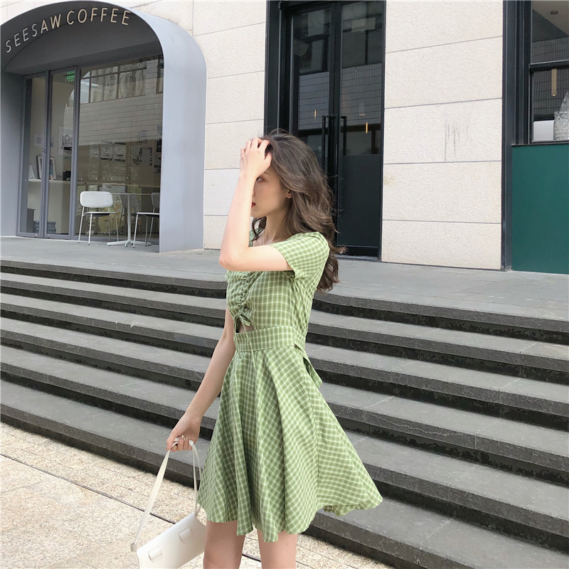 VK旗艦店 韓國風高腰小心機圓領露腰格紋短袖洋裝