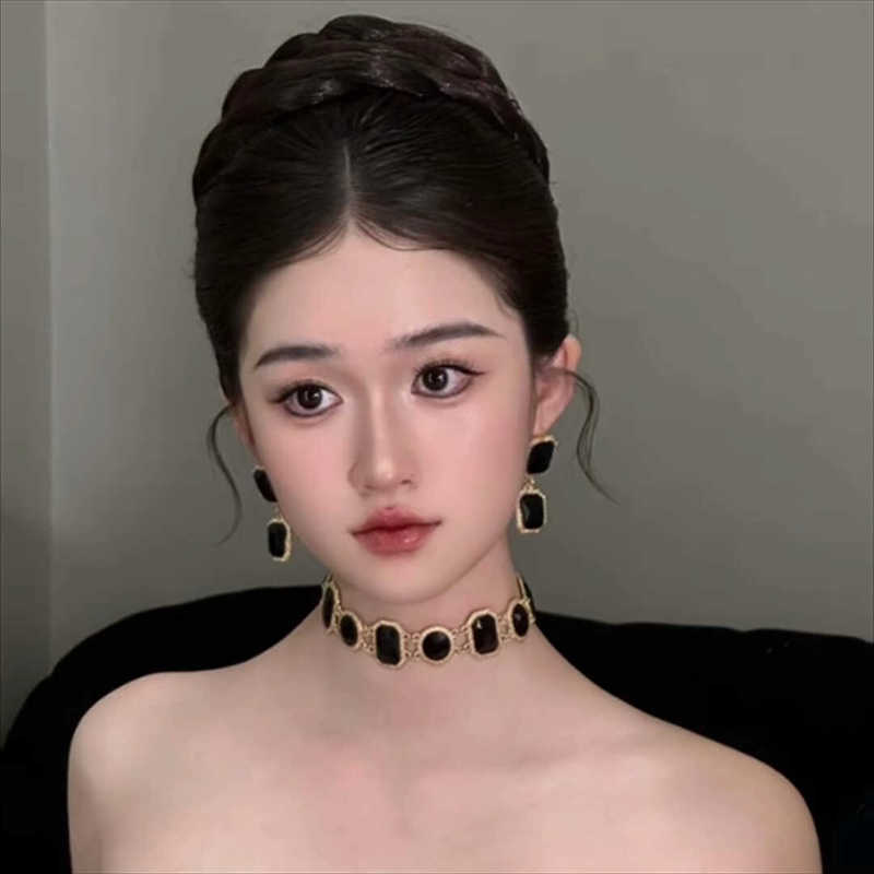 High-End Black Crystal Earrings, Vintage Light Luxury Exaggerated Women's Necklace, Niche Design, Versatile and Stylish Set High-End Black Crystal Earrings, Vintage Light Luxury Exaggerated Women's Necklace, Niche Design, Versatile and Stylish Set