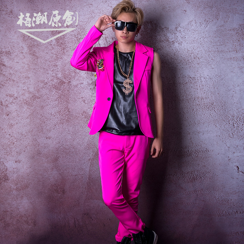 Nightclub male singer DSDJ big card walking show GD superb beautiful red half sleeve suit and hairdresser bar acting out