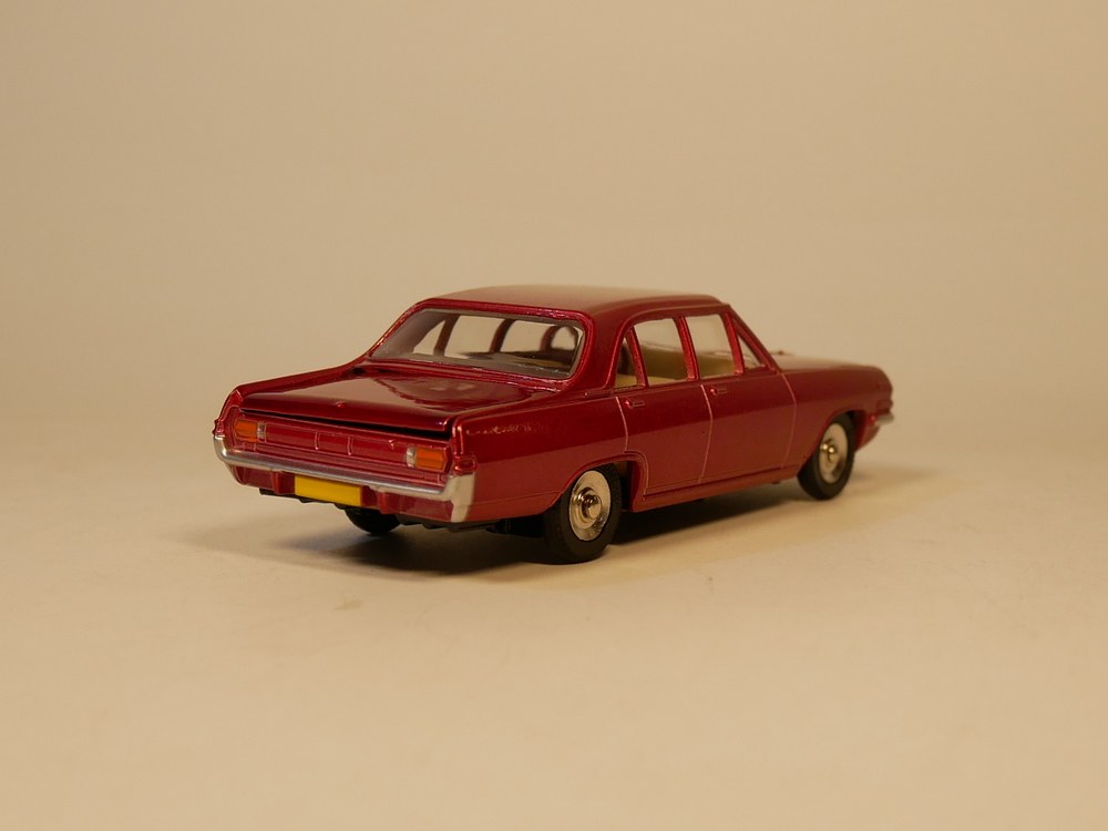 Dinky Toys Opel Admiral 1966 - Miniature 1:43 Bordeaux, Zamak, France
