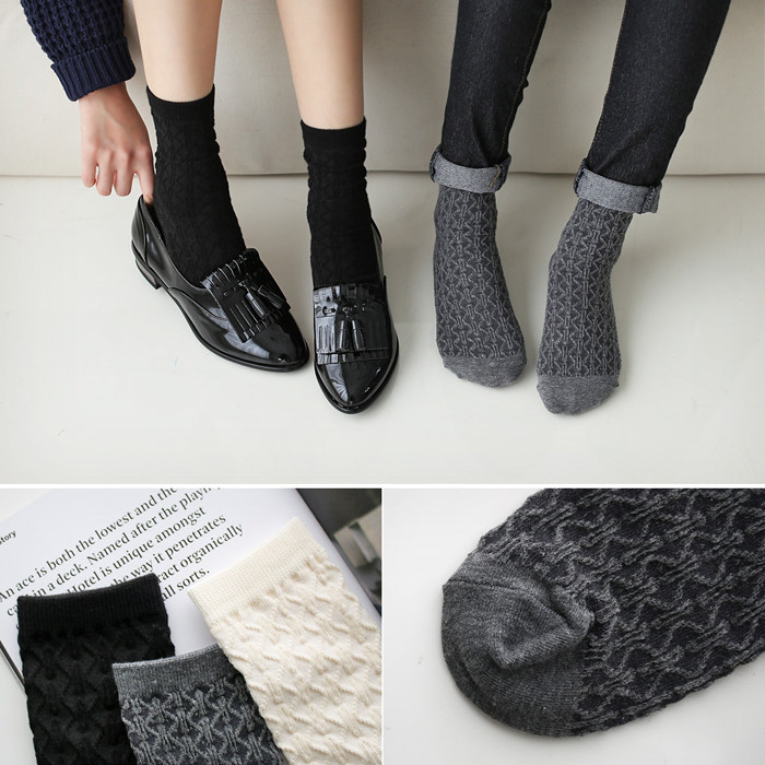 Female solid color dark grid fashion cotton socks Japanese regular medium tube socks Korea imported thin cotton college wind black and white socks