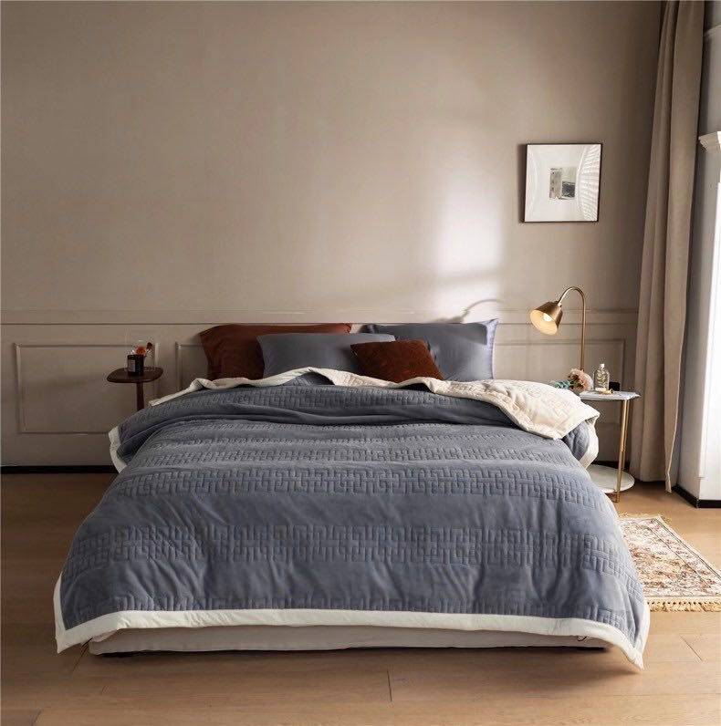 Japanese style soft moisture absorption chao warm pressure wind suede thickened milk fleece blanket