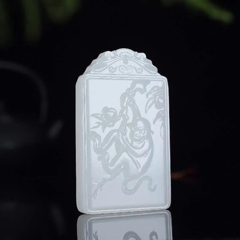 Natural white jade twelve zodiac Xiao jade pendant is the year of the life of the Guang An men and women money chain to the national inspection certificate gift box