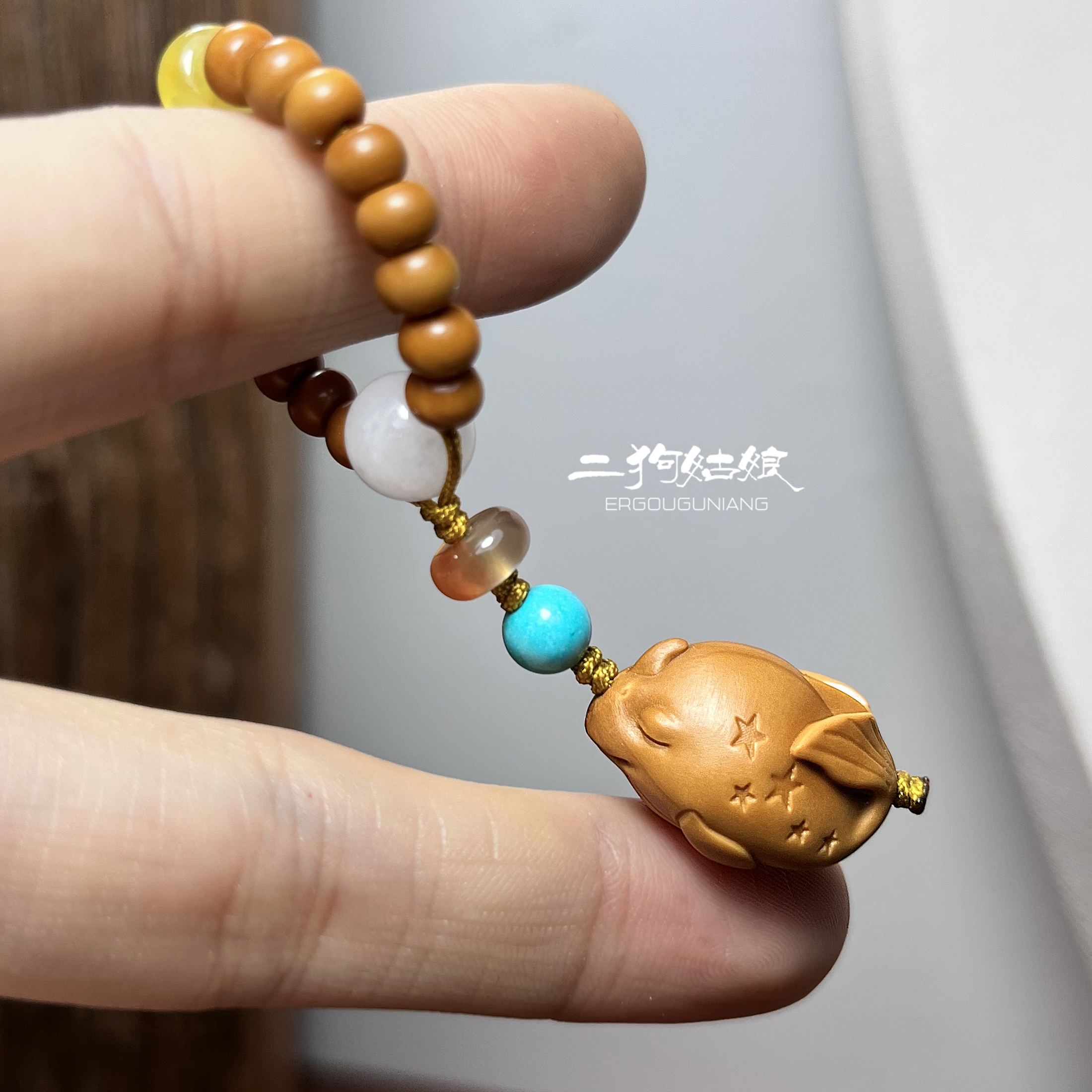 The small whale hand carved the olive nucleus as the picture to deliver the gift single seed collection