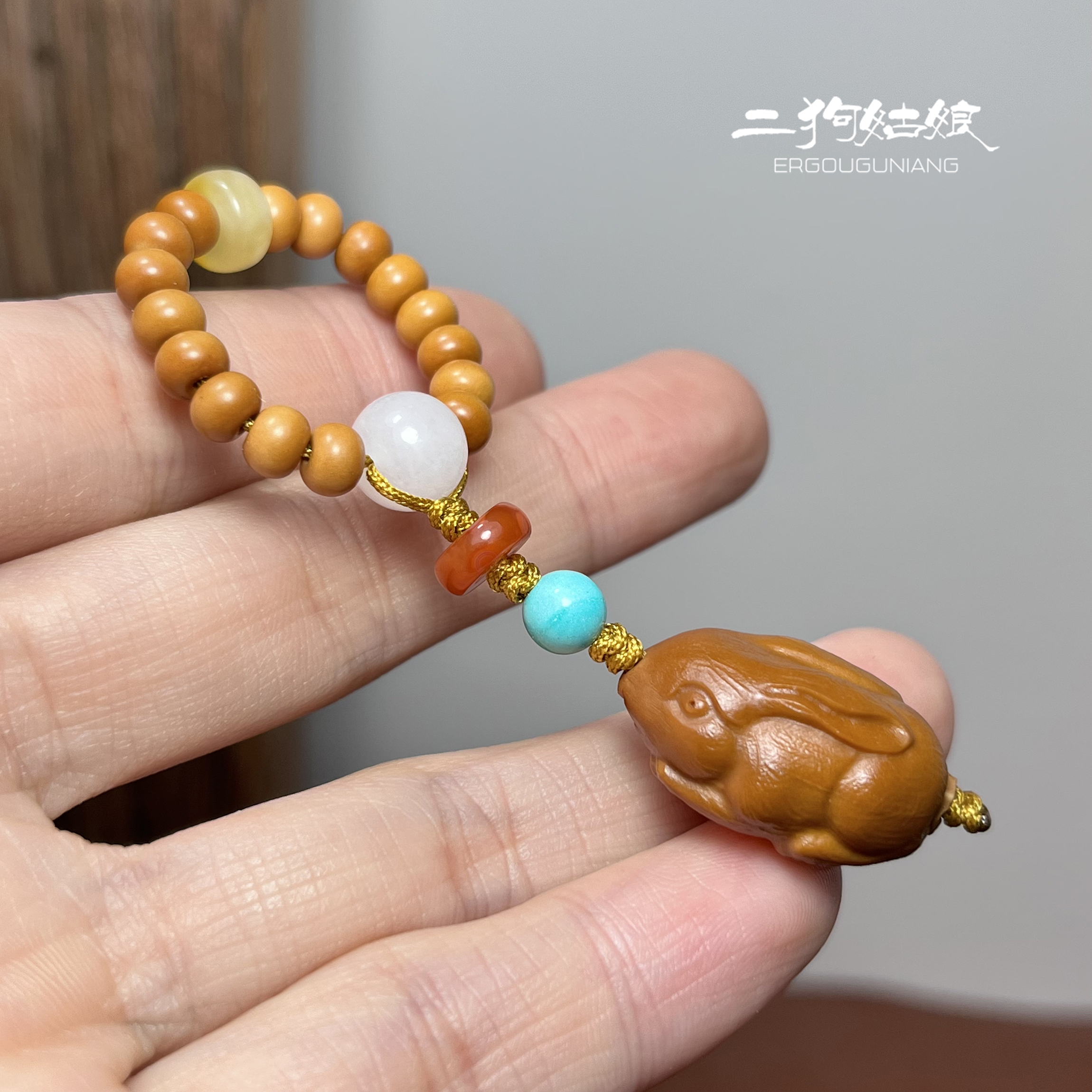 (fingertip hand twist small rabbit set) olive core engraving single seed pendant cute girl gift text to play