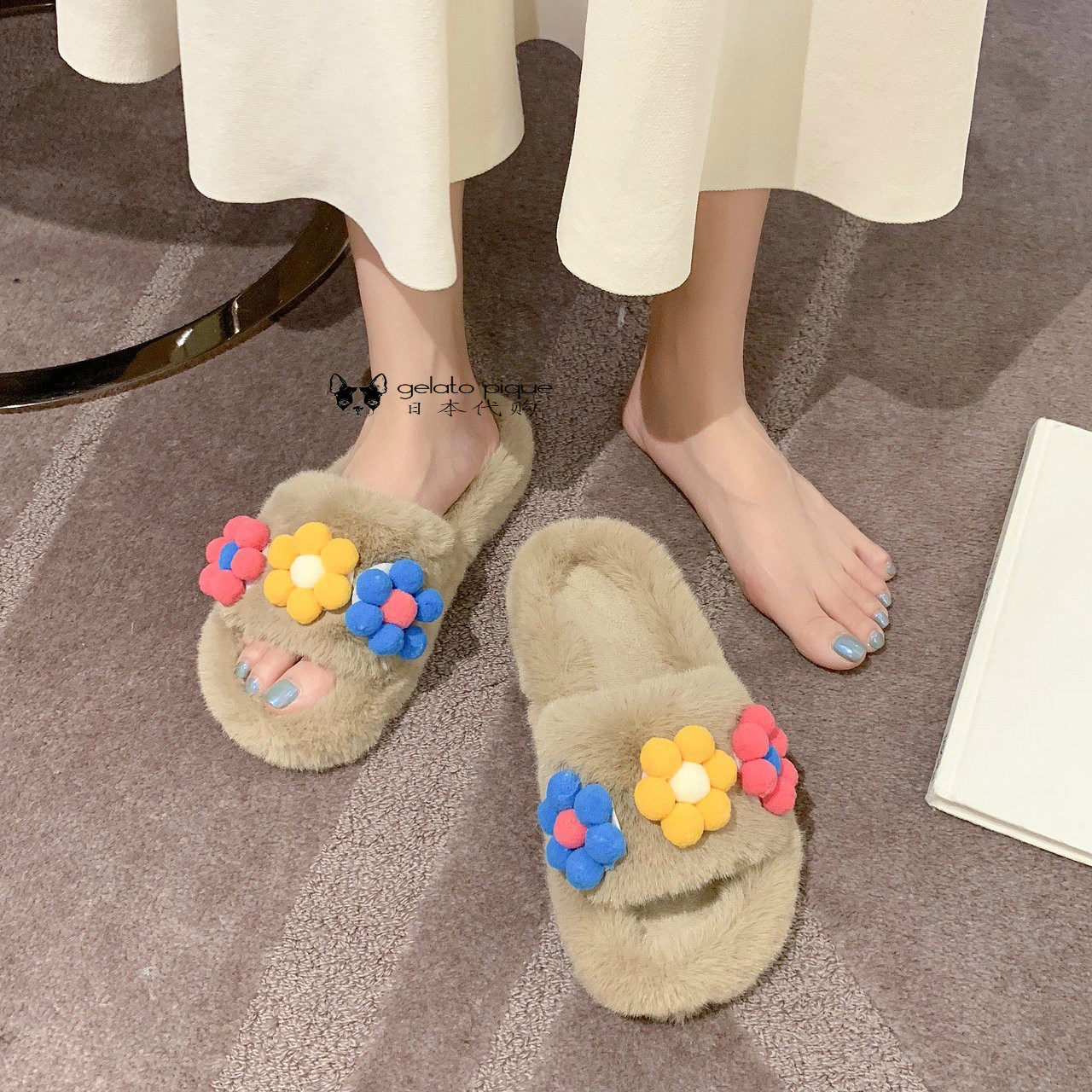 Japan 2020 autumn and winter new Hyunya wind warmth one-word flat bottom outside the home wearing rabbit wool slippers woman