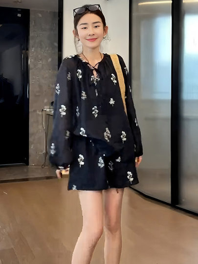 Large size women's embroidered sunscreen shirt and shorts two-piece set of new summer style slightly fat mm slimming match with a whole set