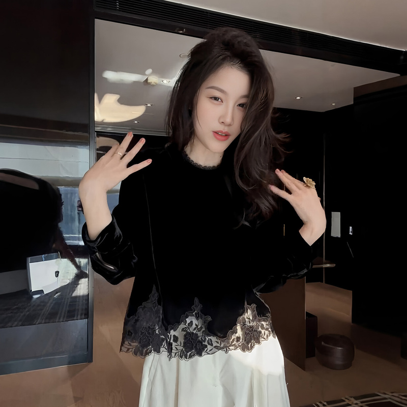 Plus-Size Hollow Lace Patchwork Black Velvet Long-Sleeve Shirt for Women, Early Autumn New Style, Slimming and High-End Feel Top for Curvy Women