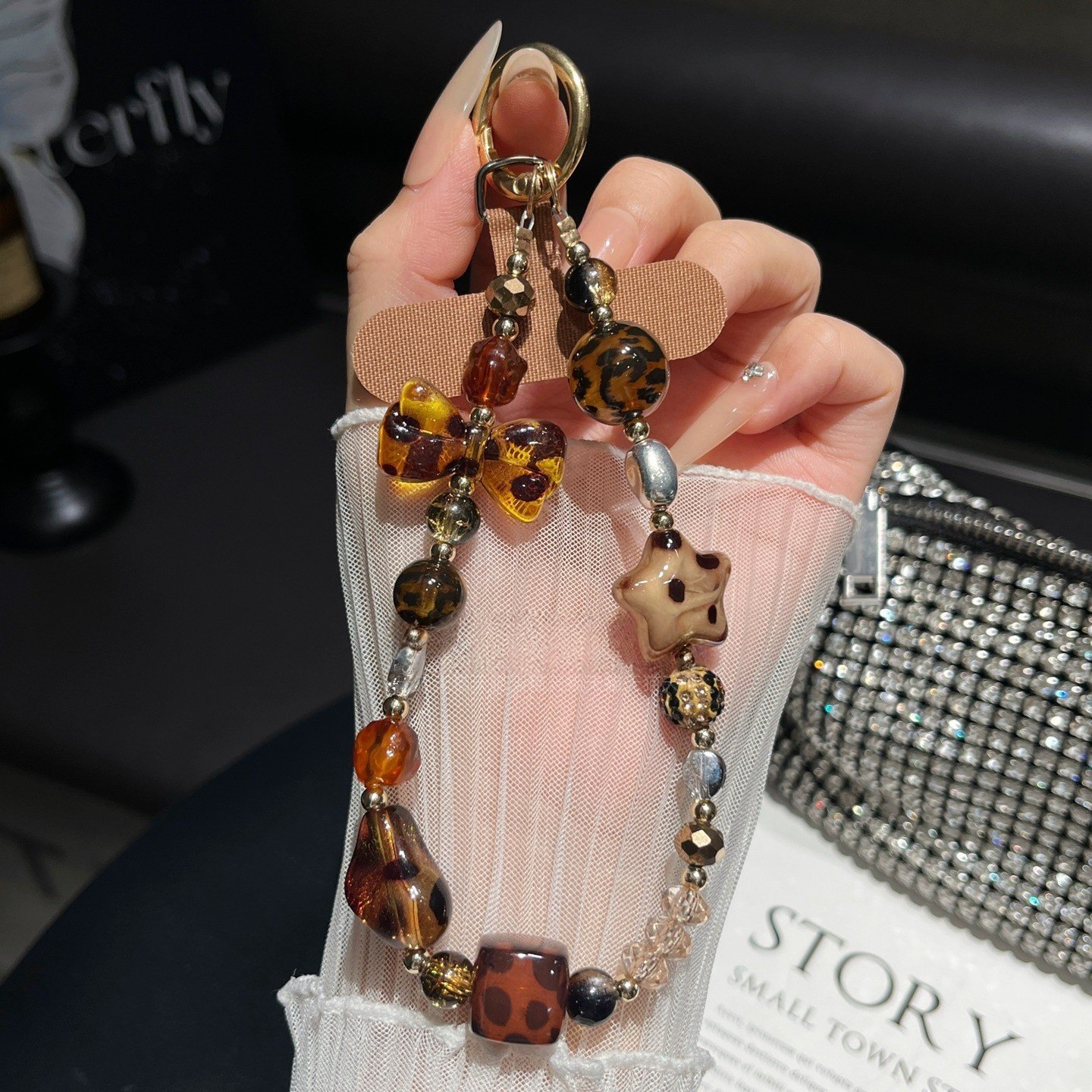 Retro leopard print beaded phone charm, trendy new high-end chain pendant, irregular beaded star bow for women.