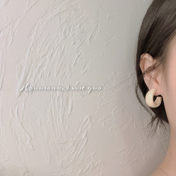 European and American ins earrings female Morandi wooden C-shaped round minority simple cold earrings s925 silver needle ear jewelry