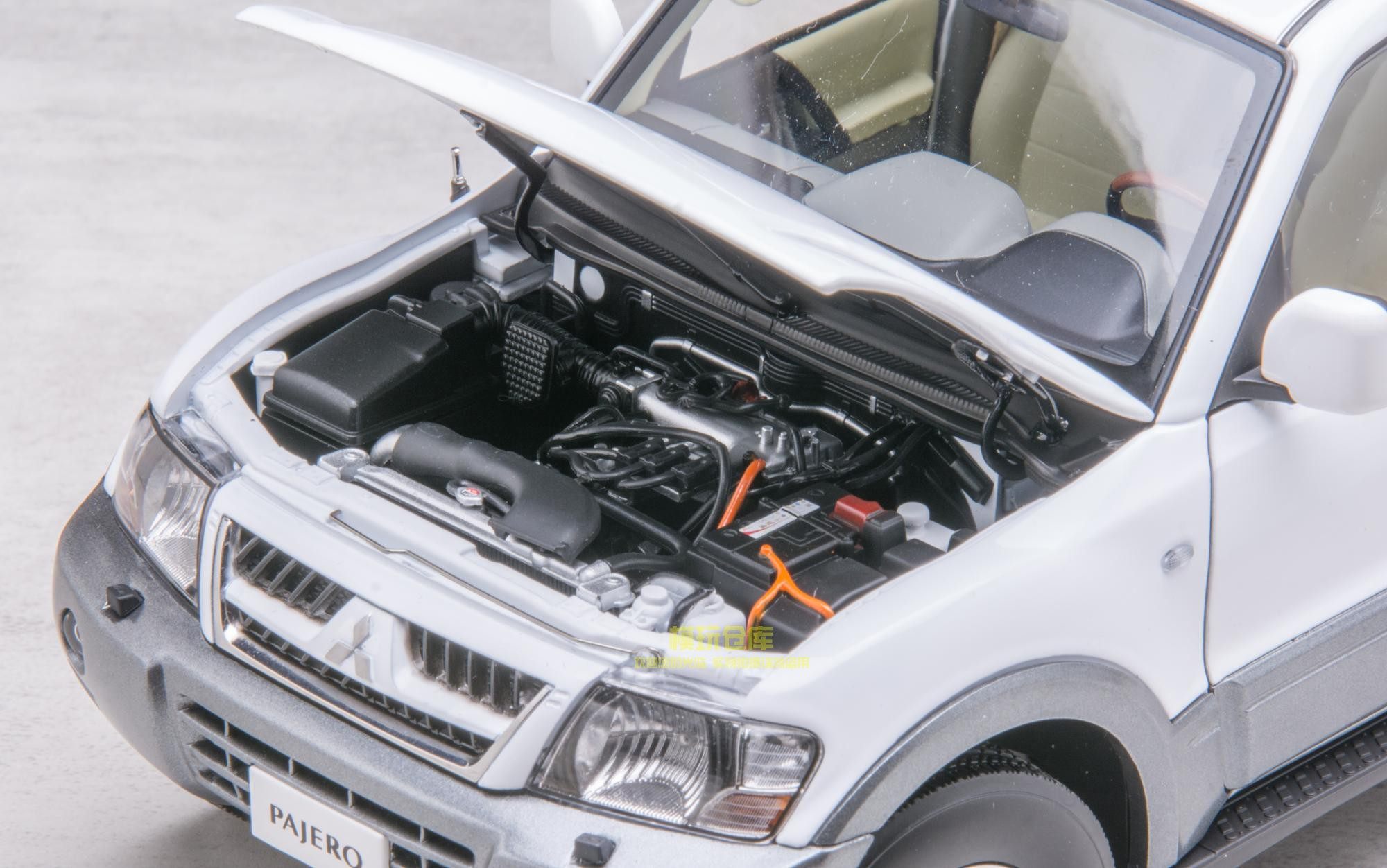 YC Model 1:18 Mitsubishi Pajero V73 white off-road Simulation