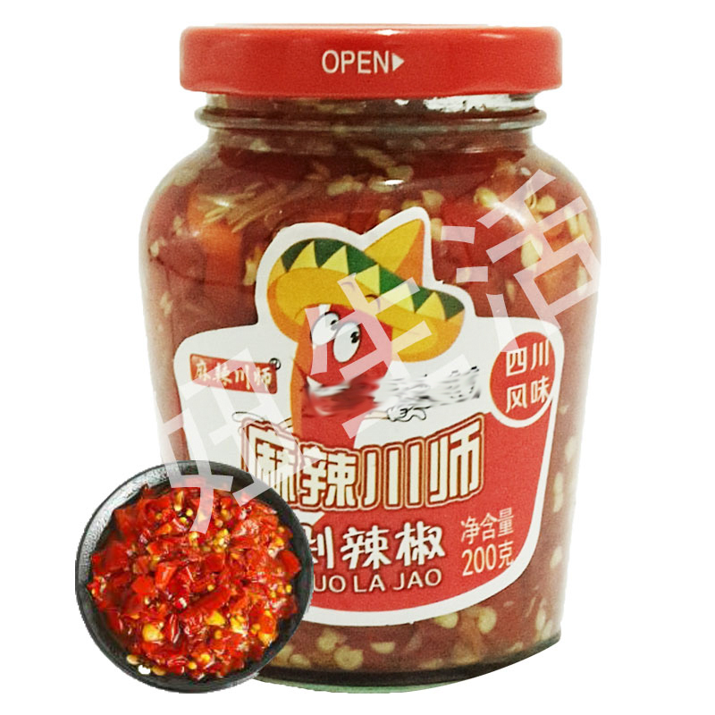 Take 4 bottles of spicy tributary chili sauce 200g bottle of chopped pepper and chopped pepper to cook meal