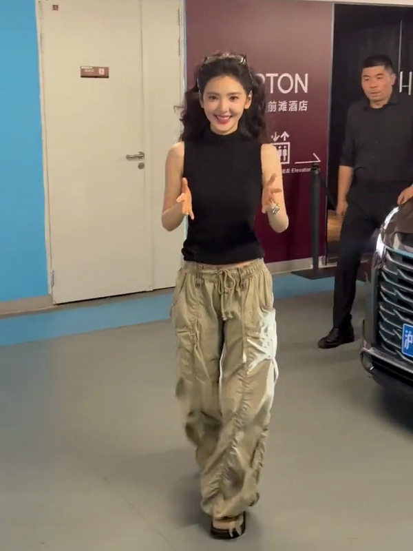 Xingyige Zhang Ruonan's Same Style Outfit Black Sleeveless Knit Top Women's 2026 New Casual Cargo Pants Autumn