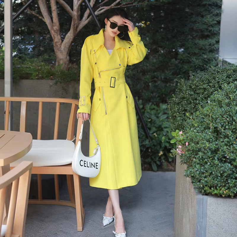 The new winewear woman with a long version of Inn Wind this year Pop Collar Belt Design Sense Original Temperament Early Spring Jacket