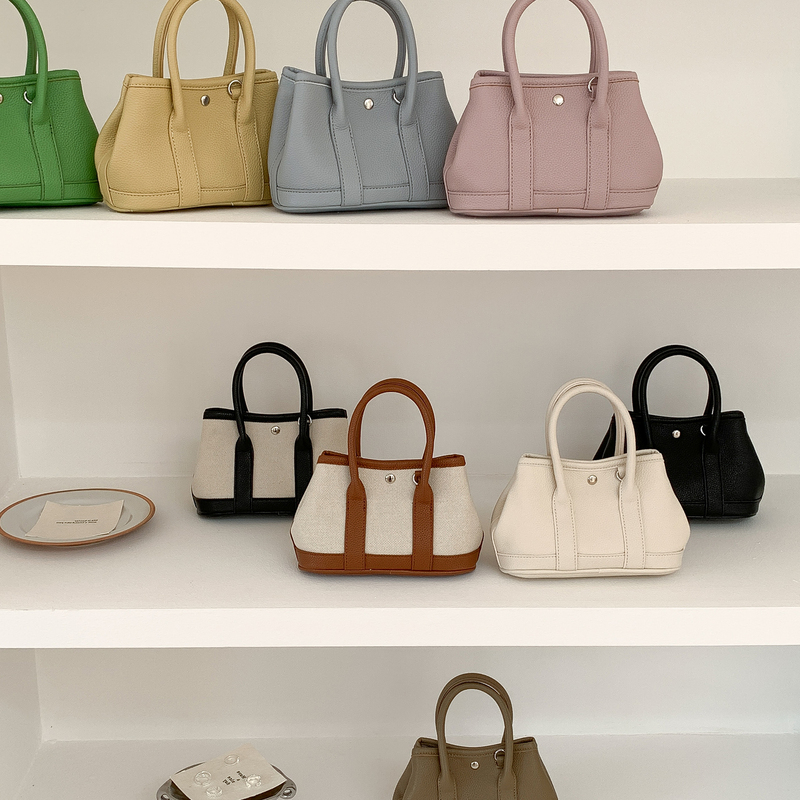 Emorrin2025 New Korean Niche Super Popular Black and White Contrast Color Handbag Garden Bag Versatile Crossbody Bag for Commuting