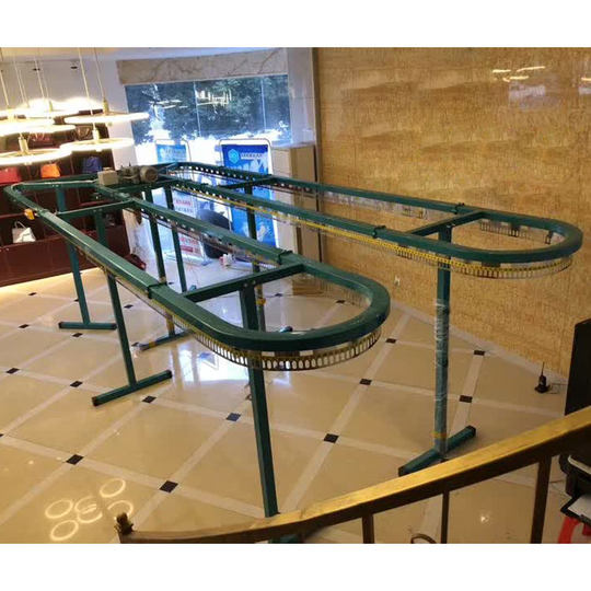 Trockenreinigungs-Kleiderförderlinie. Rotierendes Präsentationsständersystem für Wäschekleidung, Positionierungsmanagement, Transferkleidungsmaschine