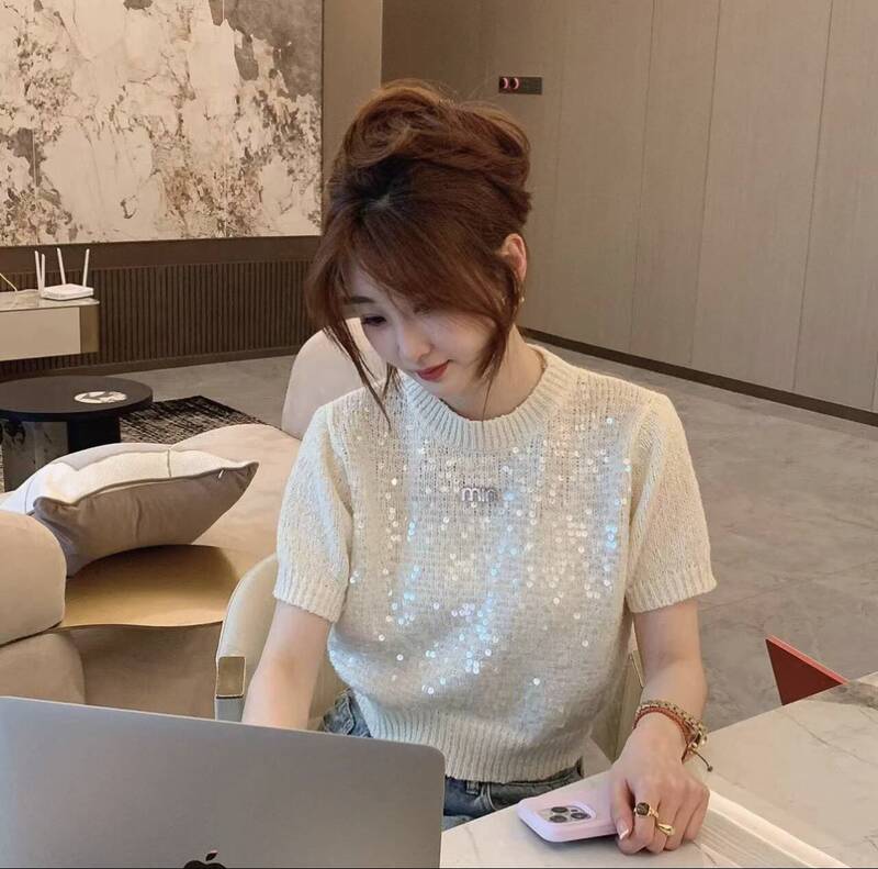 Spring New Style Round Neck Pullover with English Letters, Exquisite Sequins, Low Round Neck, Sweet Short Knit Sweater for Petite Figures
