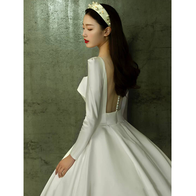 Long sleeved satin wedding dress 2023 new bride master wedding dress briefly marryFrench grand drag tail high texture 2022