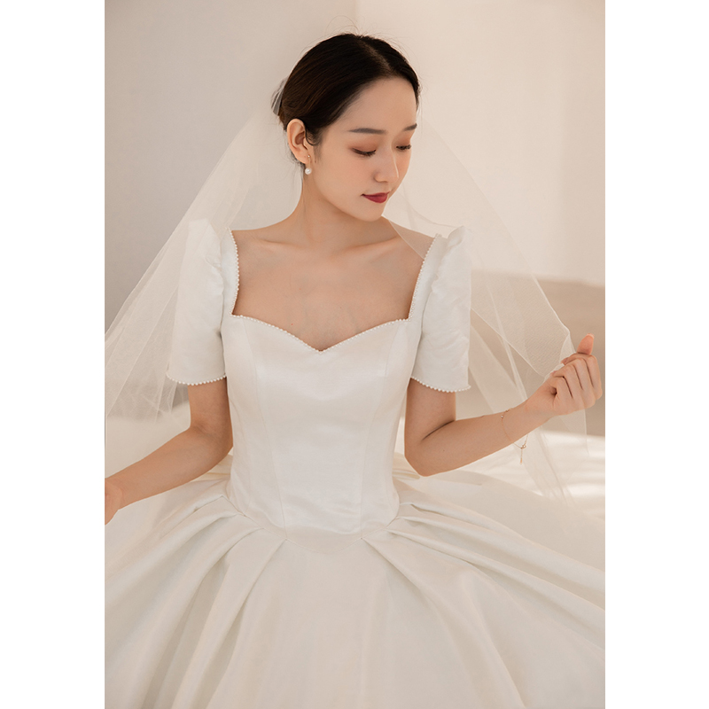 Wedding dress 2022 new bride main wedding dress simple high-end satin French temperament bride going out yarn trailing winter
