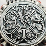 Традиционное мастерство ручной серебряной ювелирной ювелирной украшения тибетский этнический стиль благоприятный восемь сокровищ.