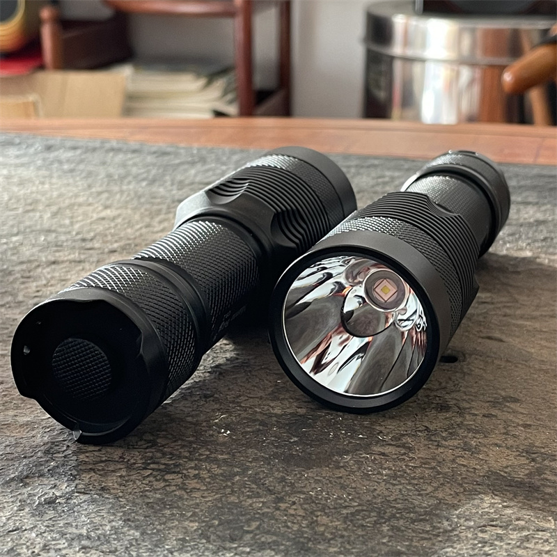 Intense light 26650 flashlight flow Minas SFT40 flat-head no jelly Far-shot outdoor charging high power 21W