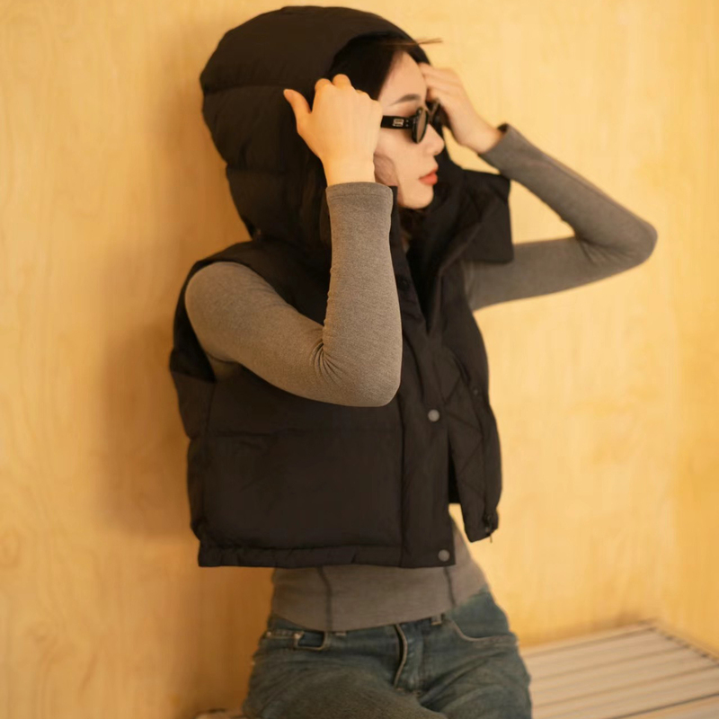 2025 New European Style Ultra-Short Niche Hooded White Goose down Vest Fashion Vest Trendy Women