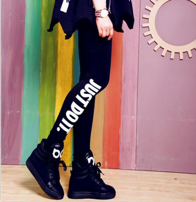 In spring and autumn, women can wear thin, letter-printed, tight and elastic black leggings on the outside to make their feet look slimmer. Nine-point pants are trendy
