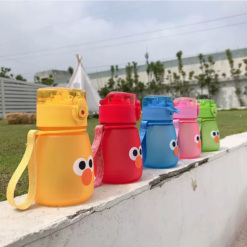 Chai nước ống hút Sesame Street cho bé trai và bé gái ý tưởng bảo vệ môi trường đơn giản và tươi mới du lịch sáng tạo cốc nước cầm tay không mùi - Cup / Table ware / mài / Phụ kiện