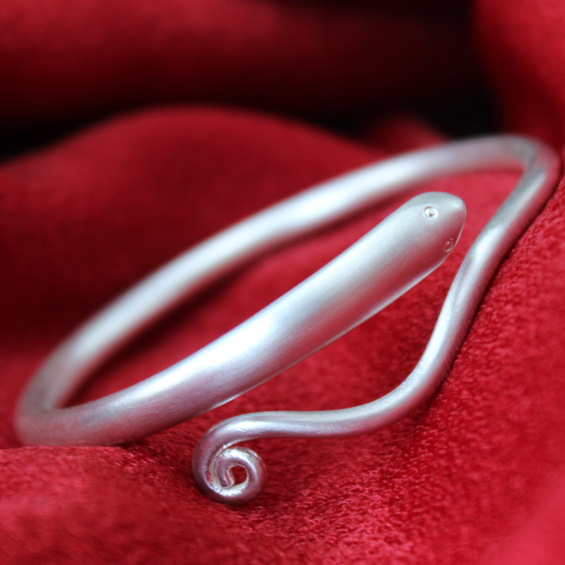Ancient Springs Silver Family Foot Silver 999 Handmade Small White Snake Bracelet Bracelet Arm Ring Sweet And Beautiful Personality Girl Snake Pure Silver Bracelet