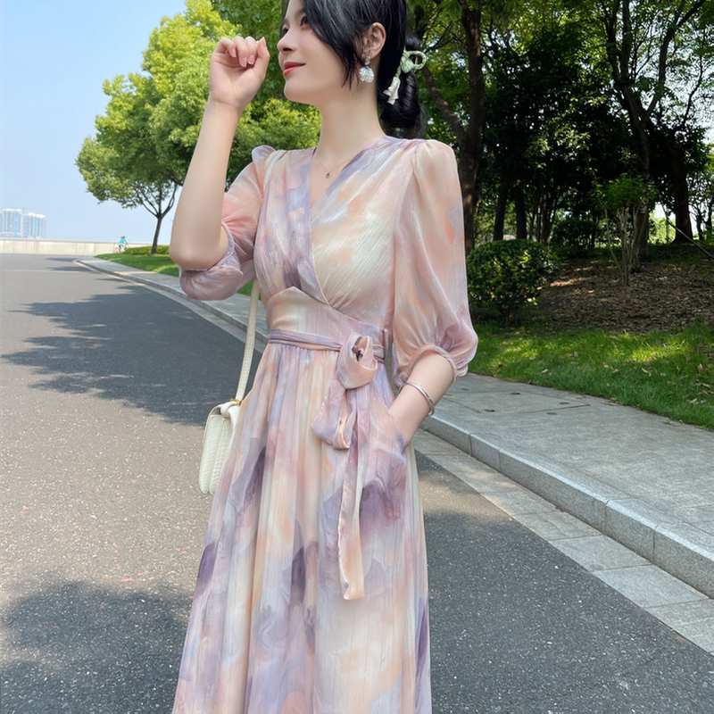 Designed with a Sense of Style, the Waist-Cinching, Slimming Tea Break-Style French Lace-Up Long Dress Is a New Floral Dress for the Summer of 2025