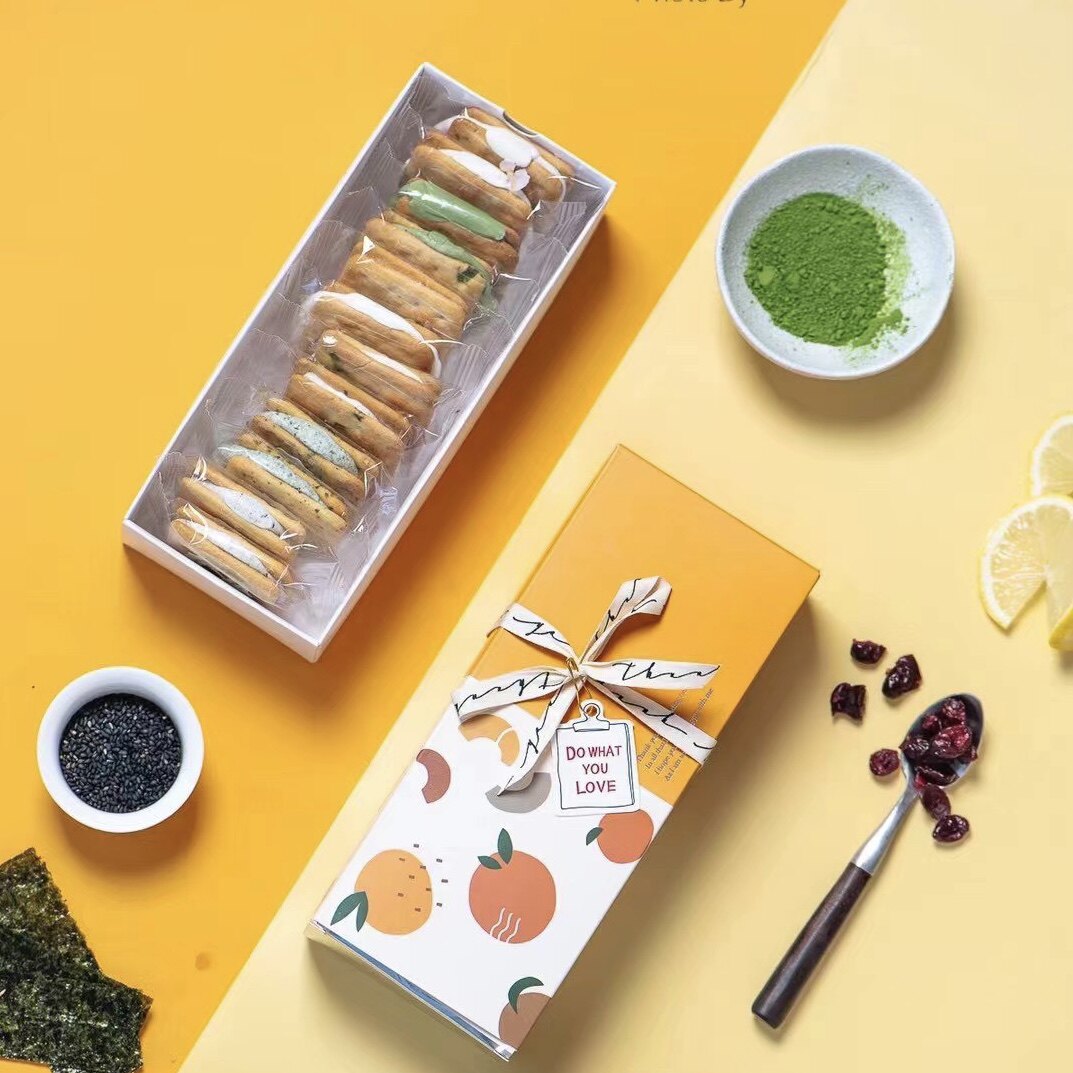 Net red snacks nougat biscuit pure hand now made of Taiwan flavored onion and lemon sea toss to taste the sandwich