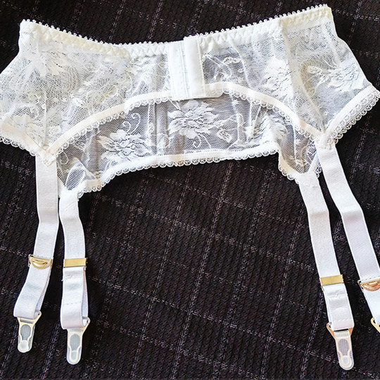 Jarretière à quatre crochets en dentelle blanche à large bande et boucle en métal avec trois rangées et trois boucles réglables surdimensionnées