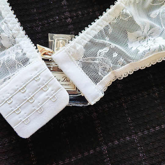 Jarretière à quatre crochets en dentelle blanche à large bande et boucle en métal avec trois rangées et trois boucles réglables surdimensionnées