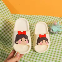 У маленькой белой девушки самое толстое ощущение наступления на дерьмо