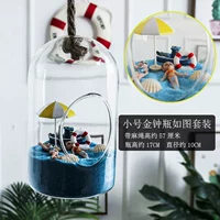 Светло -серая маленькая золотая бутылка, как показано в наборе фигуры