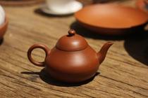 Qing Dynasty Zhu Ni Shantou pot Chaozhou ancient pot egg yolk old teapot Mengchen sketch dwarf pear pot old tea ware