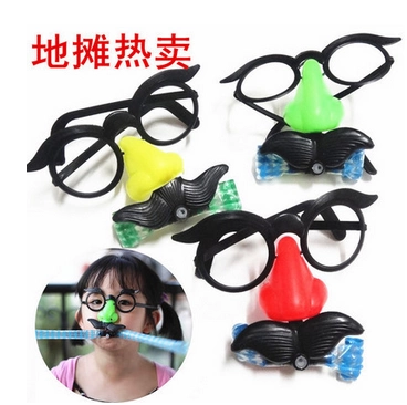 Смешная борода, уставившись на Toys Смешные глаза, дуя дракон