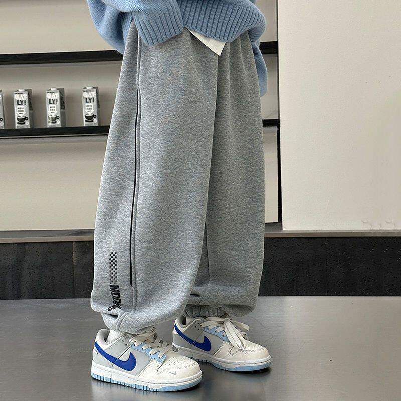 春秋向けの新スタイルの男の子用ズボン、子供用スポーツパンツ、中型・大型の子供向けの秋冬用フリース裏地付きスウェットパンツ、男の子向けのカジュアルな長ズボン。